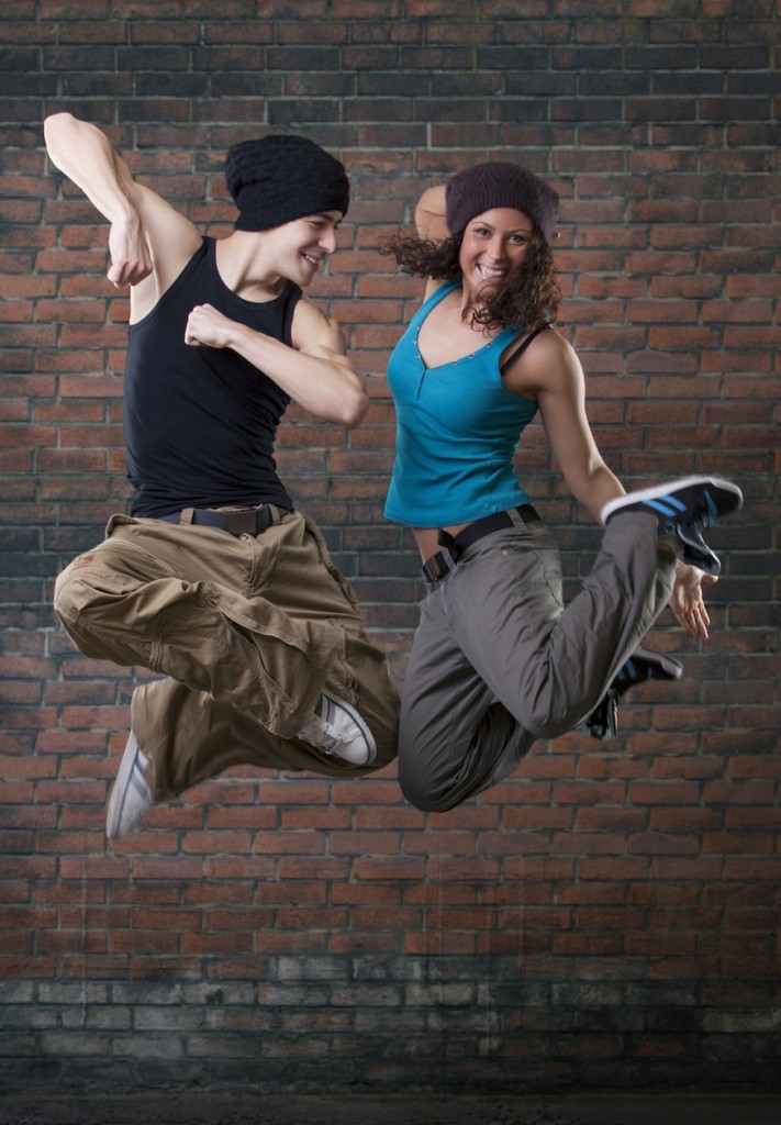 couple-qui-saute-medium