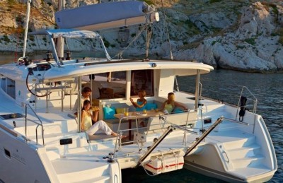 lagoon-400-s2-avec people a bord catamaran-croisiere-tantra