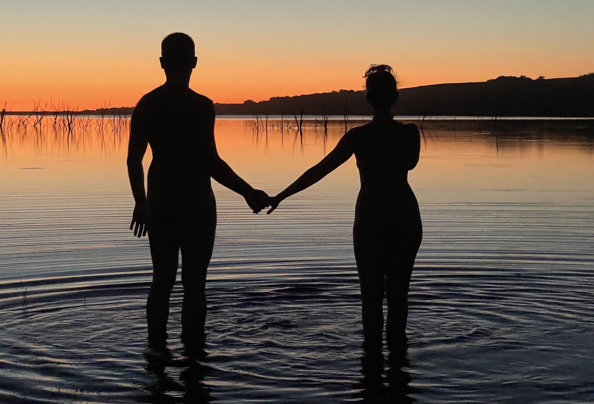 couple-coucher-soleil-stage-tantra-integral Couple au coucher du soleil lors d'un stage de tantra avec Tantra Intégral